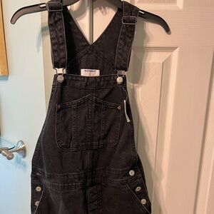 New with tags.  Old Navy short overalls. Women’s size small.